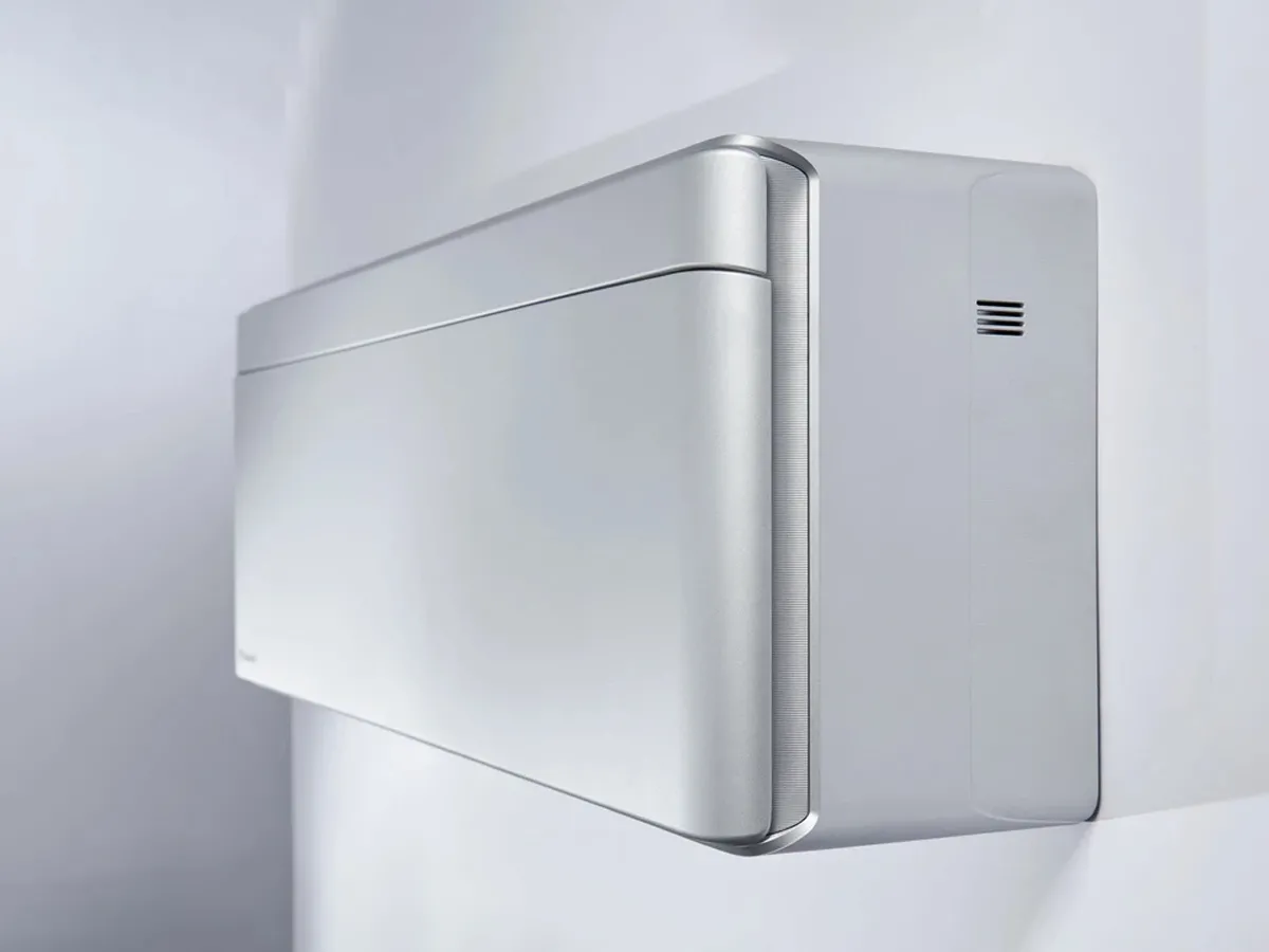 Внутренний блок DAIKIN Inverter R32 STYLISH на стене, вид справа