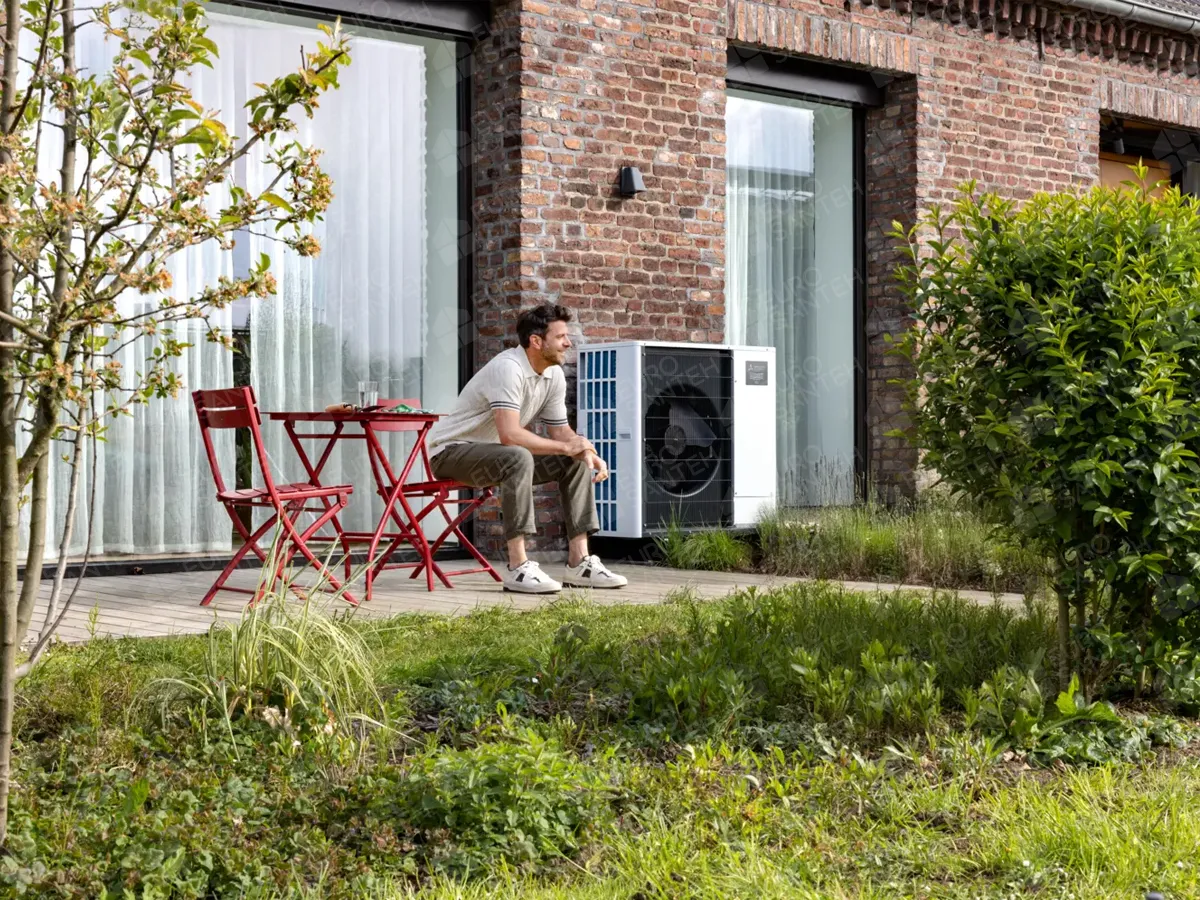 Pompă de căldură, unitate exterioară Mitsubishi Electric Zubadan PUZ-SHWM120YAA, instalat afară